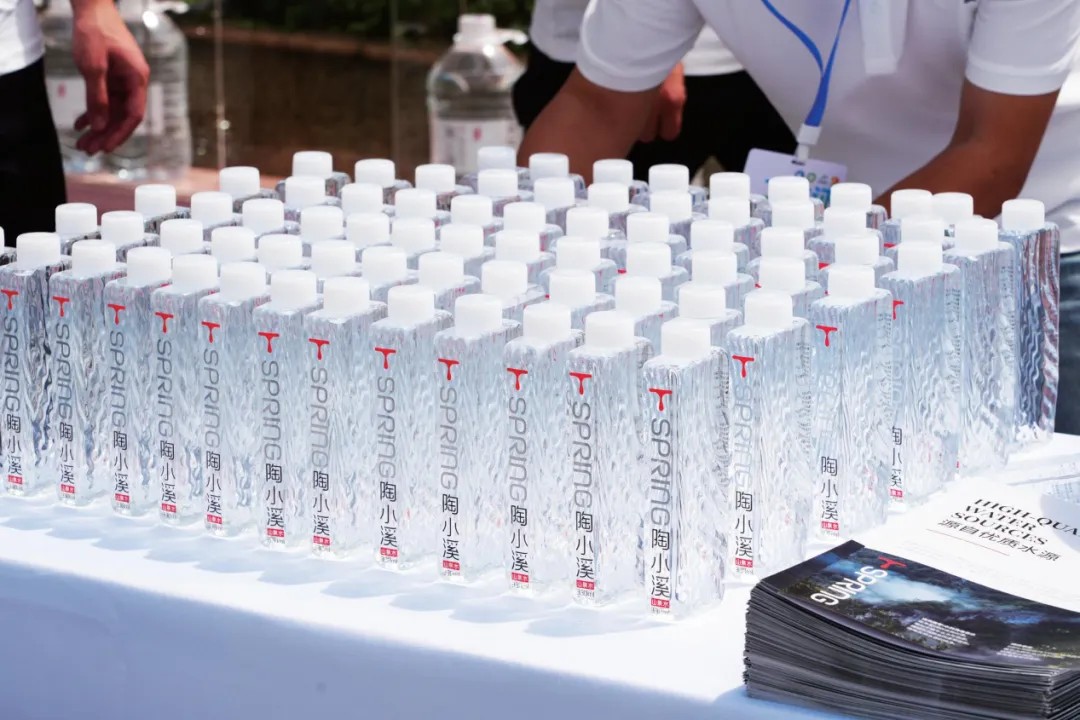 3000 亿包装水市场杀出一匹黑马!「陶小溪」借瓷都底蕴，成功打出差异化！